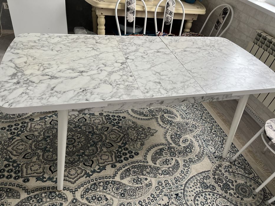 Продается Стол и стулья