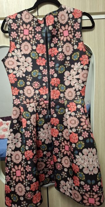 Vând 2 rochii una de seara iar una de zi înflorată din H&M