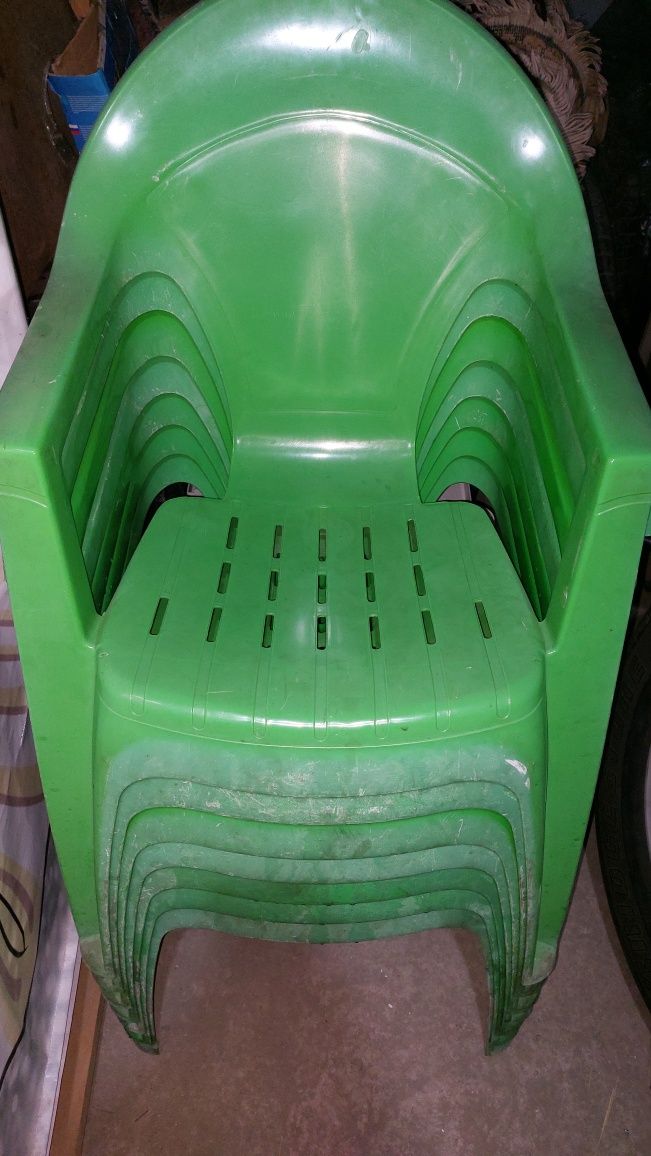 Продаю пластиковые стулья садовые