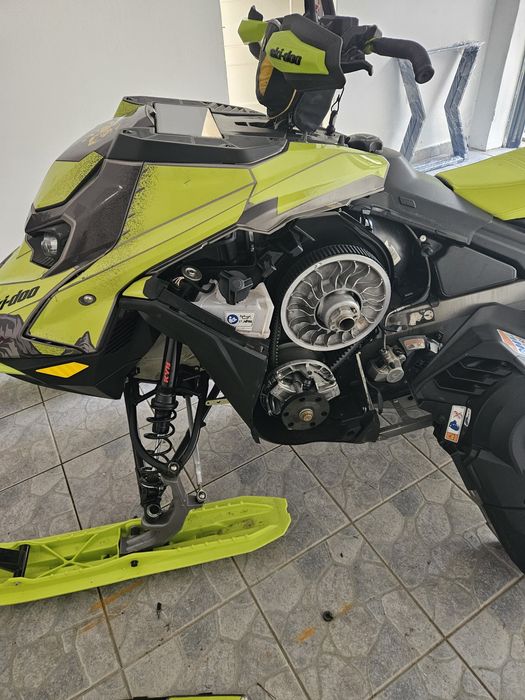 Snowmobil Ski-Doo Summit X Expert 850 Turbo R  165 Schimb