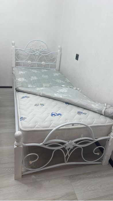 односпальная кровать с матрасом