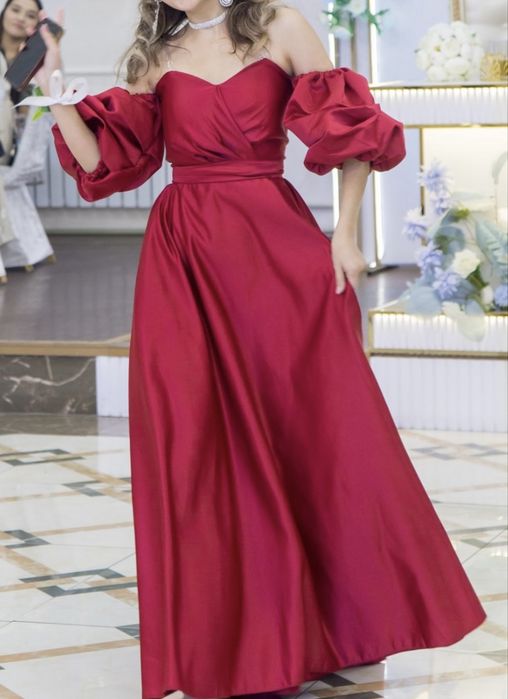 Насыщенное бордовое вечерное платье. Смотрится очень элегантно и краси