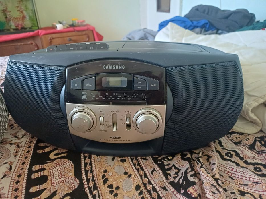 Vând doua microsisteme radio.