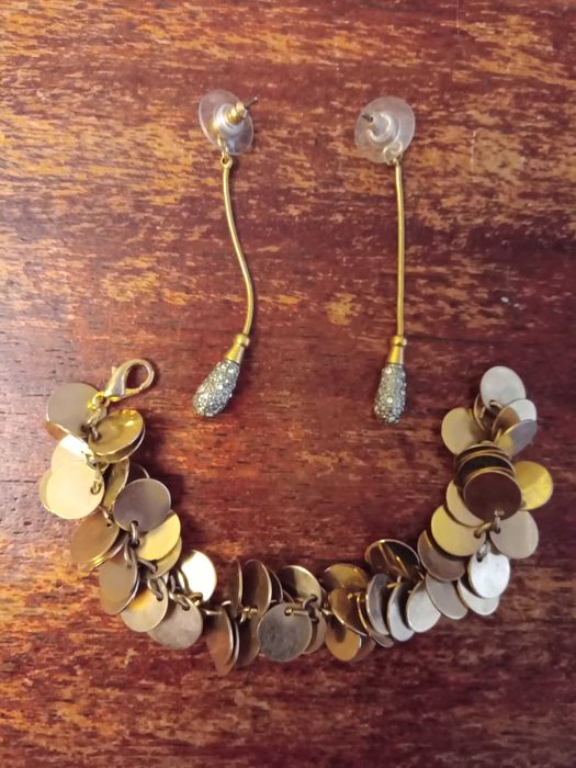 Гривна с две обеци.