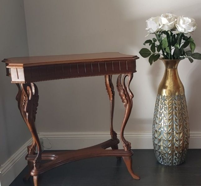 Măsuță veche pentru cafea model deosebit