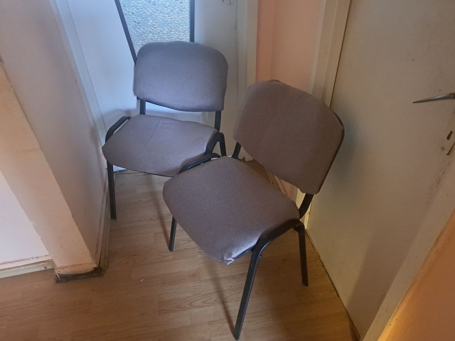 Vând doua scaune din metal.