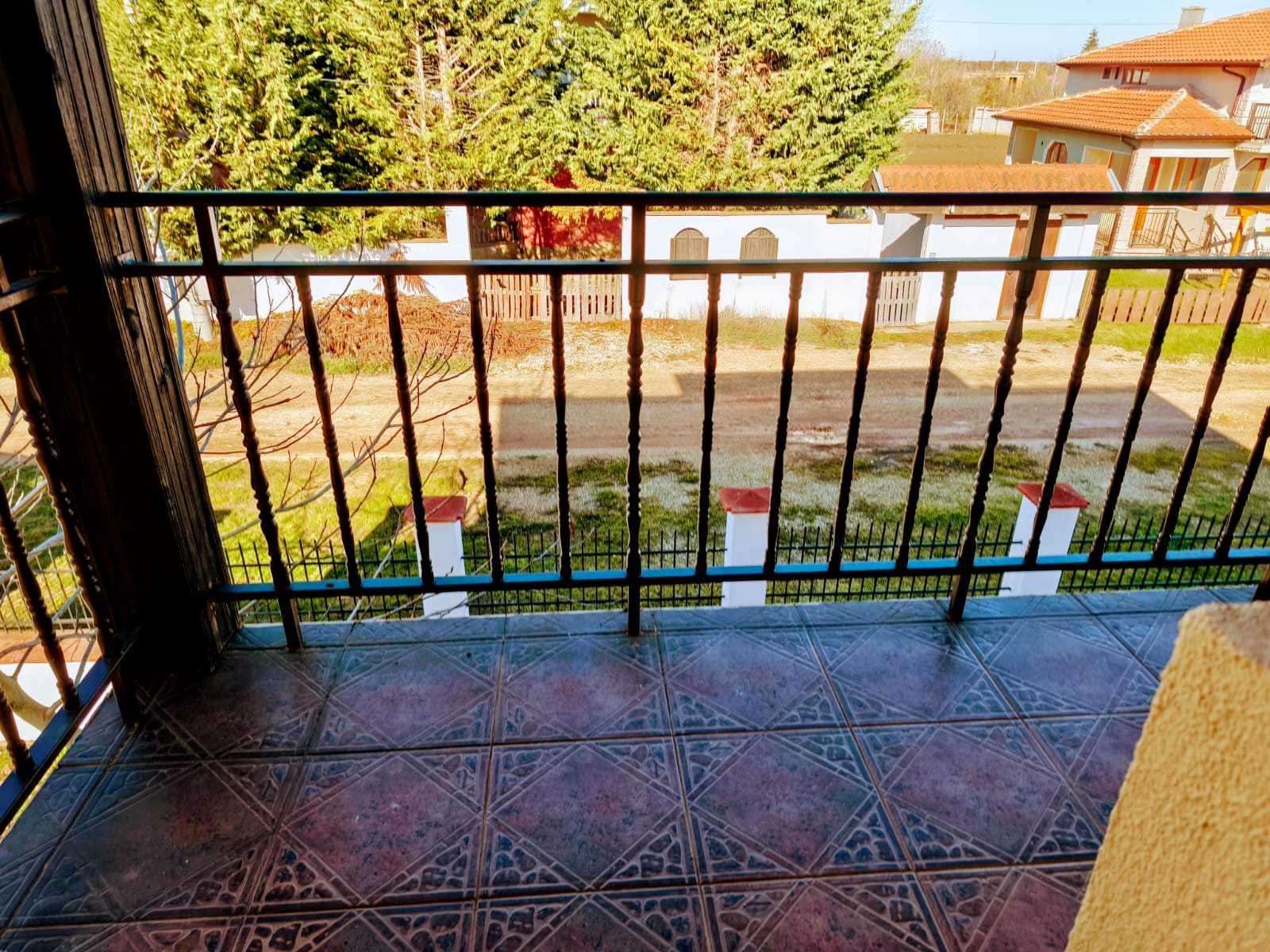Очарователна, много просторна къща близнак - на 4 км от гр. Балчик.