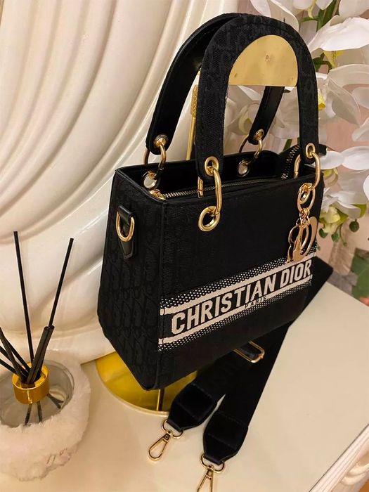 Луксозна чанта с уникален дизайн