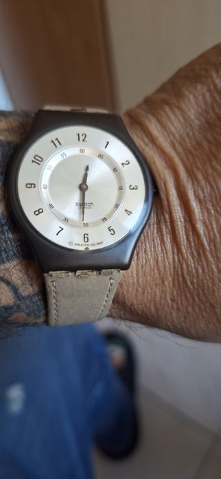 Ceas ani 90 in perfecta  stare merge  bine  nu are nici  o problema