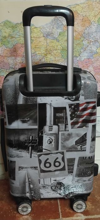 Куфар твърд с дръжка на колела