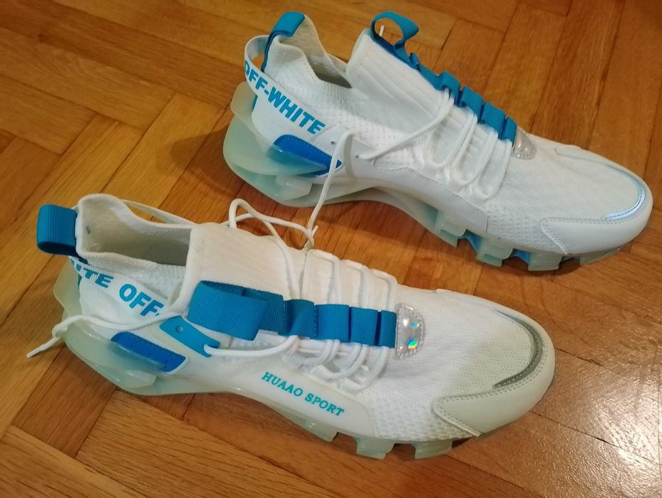 Чисто нови бели маратонки