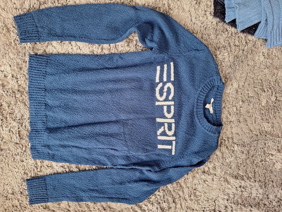 Pulover ESPRIT bleumarin cu logo si 2 veste tricotate, 10 lei buc