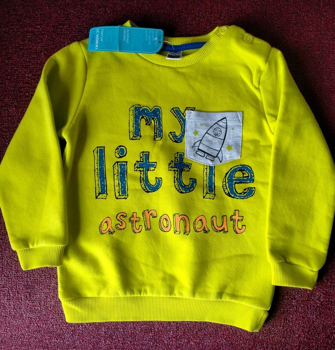 Яркий красивый детский свитер