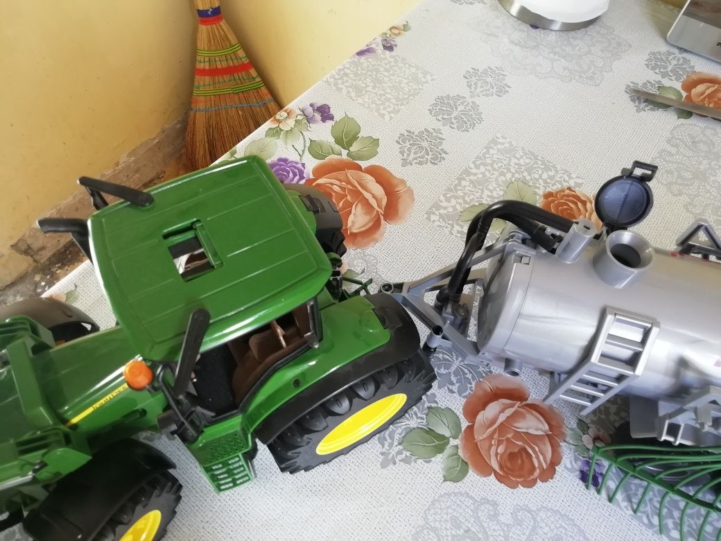 Macheta ansamblu Tractor cu cisterna de stropire "John Deere"