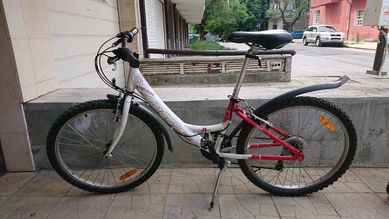 Велосипед CROSS 24 с алуминиева рамка със скорости shimano.