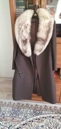 Пальто коричневого цвета с мехом