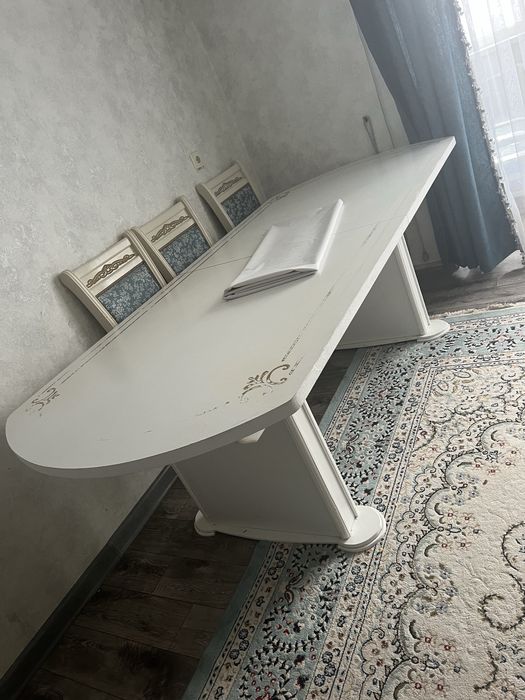 Срочно продам стол гостинный