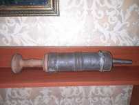 Cârnăţar manual vintage metal-lemn – piesă autentică de colecție