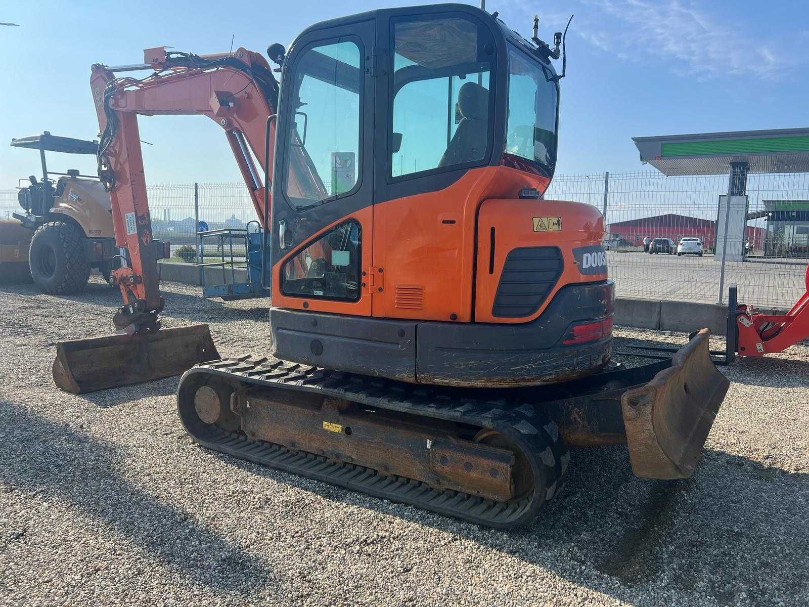 Мини багер Doosan DX63 – 6.3 T, 2017 г., 50 Hp, 3 кофа (с видео)