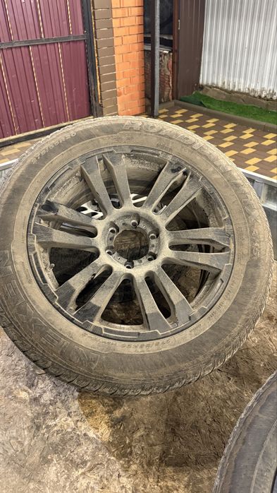 8 шин, 4 с дисками комплект.