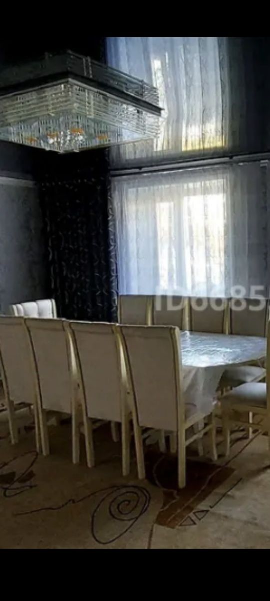 Стол со стульями из дерева на 12 персон