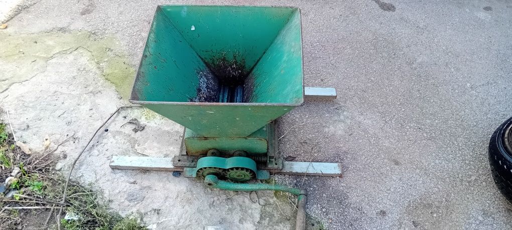 Гроздемелачка машина за грозде
