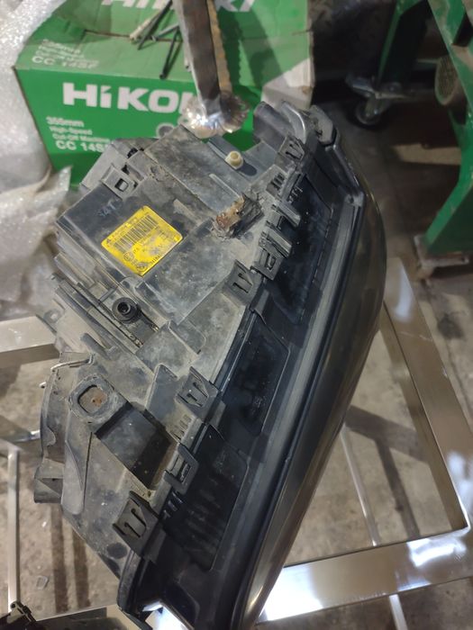 Vând faruri xenon BMW x3 2006 preț împreună.