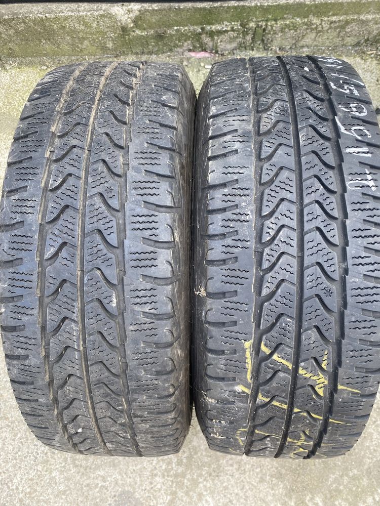 Cauciucuri 215/65 R15 C Pret 400 lei ambele