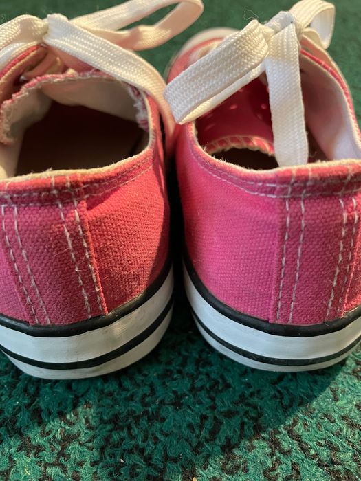 Bonprix brandi krasovkasi ,sifati juda yaxshi hamma yeri but butun