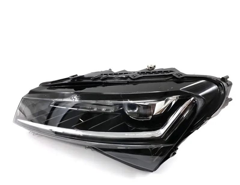 Skoda Superb ляв фар