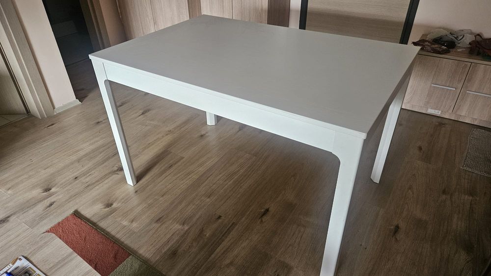 Masă albă Ikea, din lemn calitativ de pal: bucătărie, living, dormitor