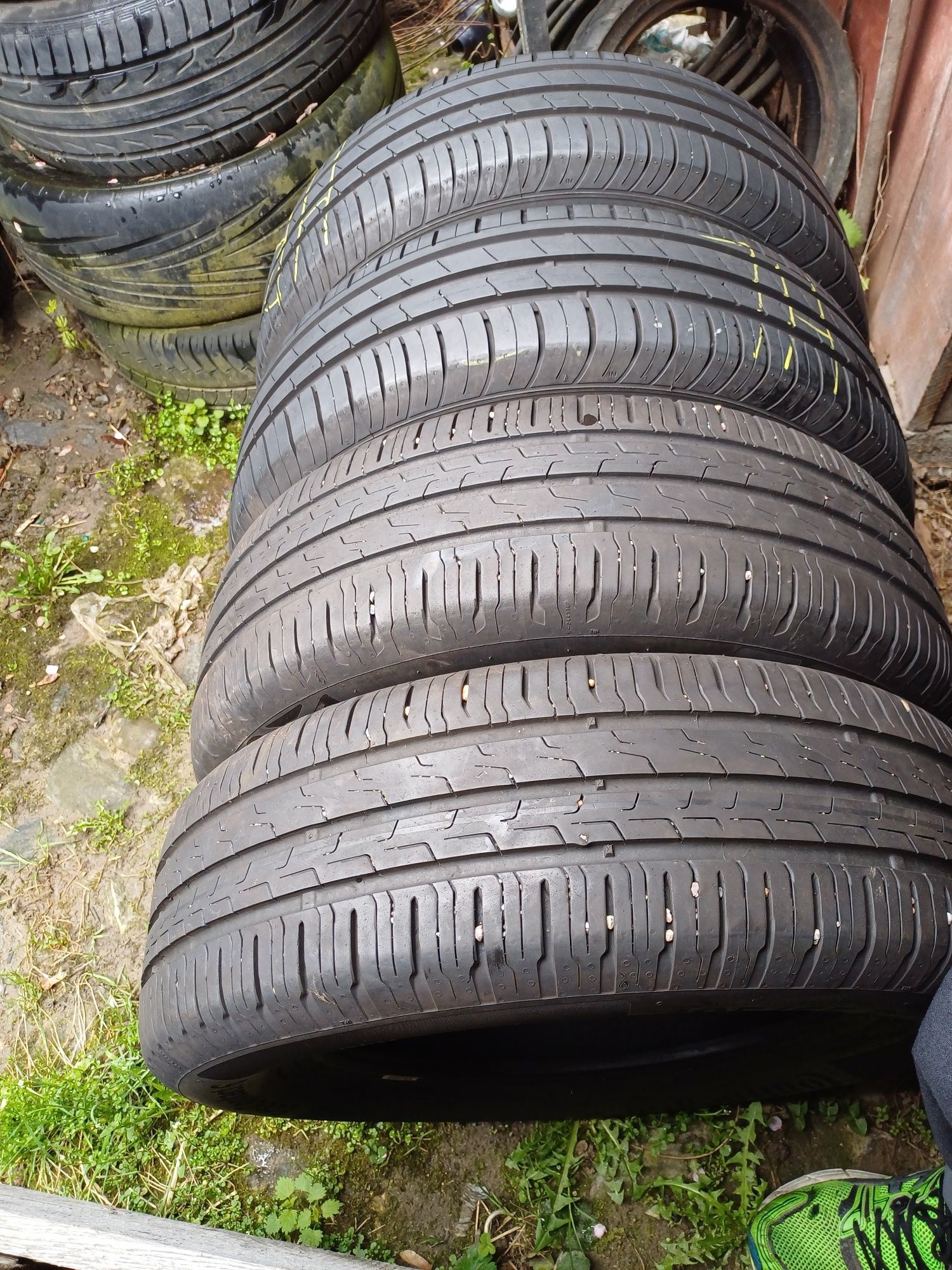 Vand 4 anvelope de vara 195 65 r15 CONTINENTAL si HANKOOK foarte bune
