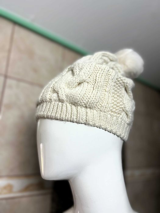 Căciulă dubla pimkie tricotată de mână cu pompon, culoare alb crem