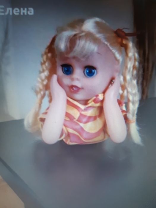 Много кукли и играчки