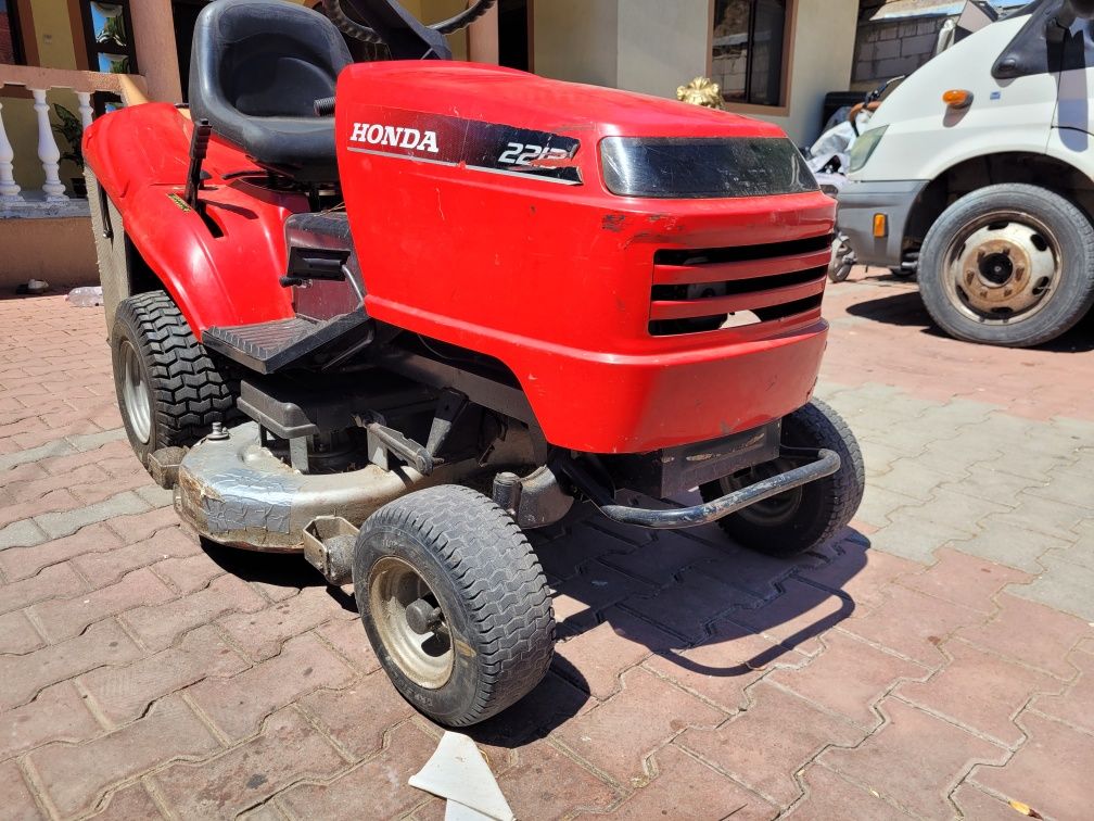 Vând tractoras 2213