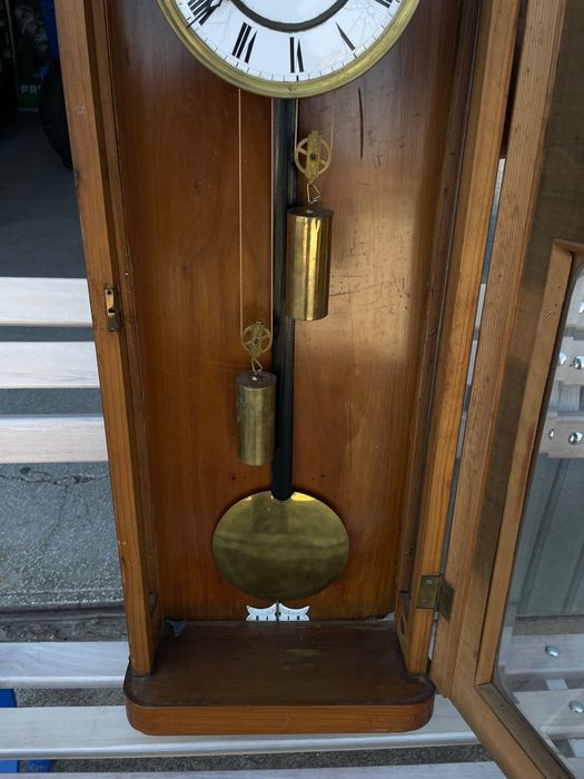 Стенен часовник с махало