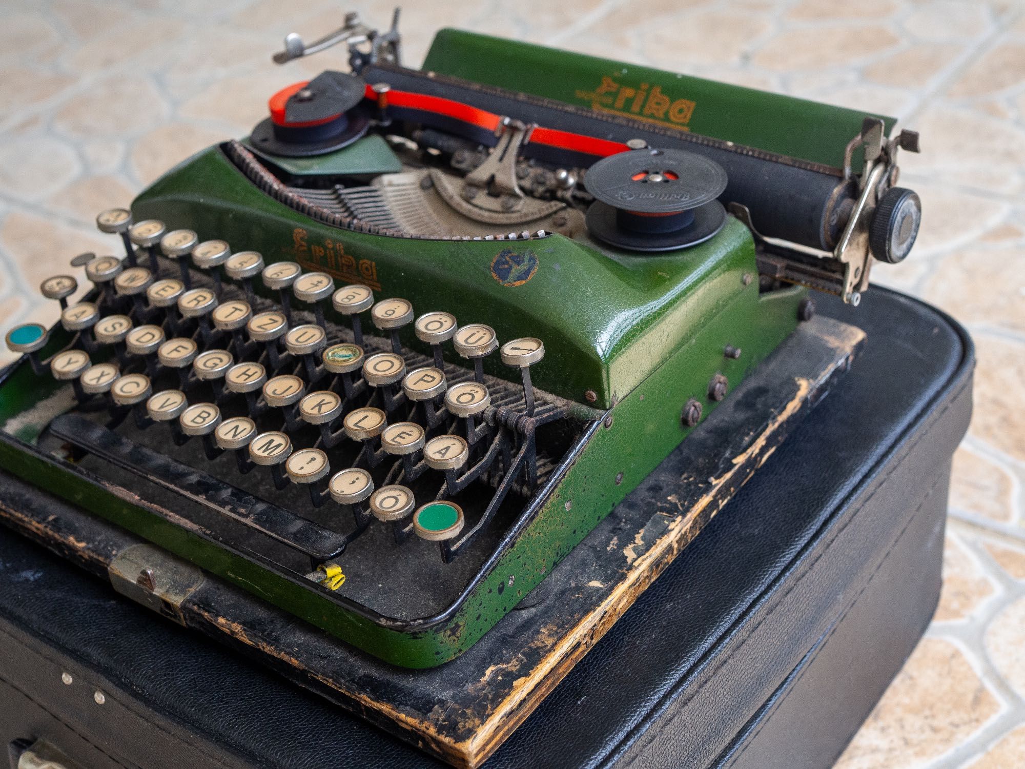 Mașină de scris Erika Model S (1930-1940), verde - tastatură QUERTZ