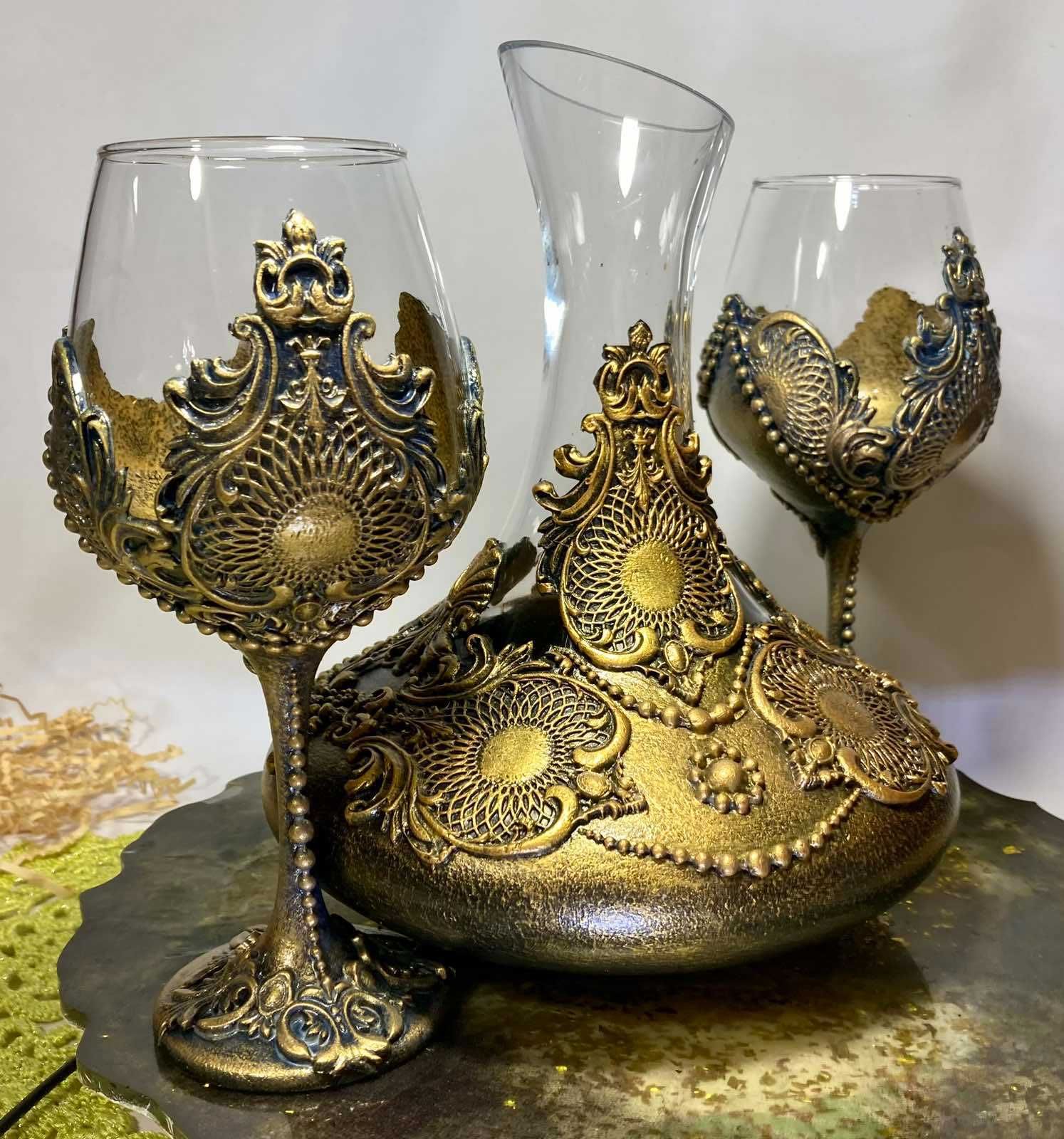 Декантер с две чаши в старинно златно - ръчна изработка сервиз за вино
