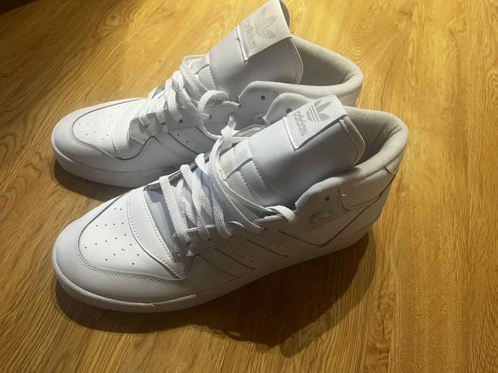 Високи кецове Adidas
Подарък и са обувани един път, н