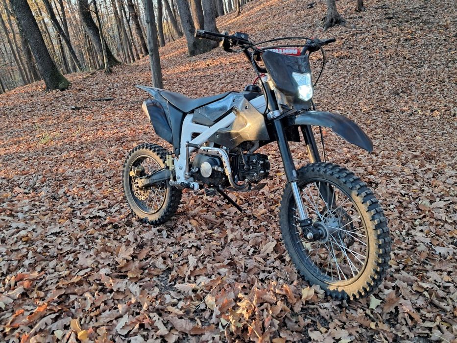 Se vinde cross 125 cumpărat de nou acum 7 luni citiți descrierea