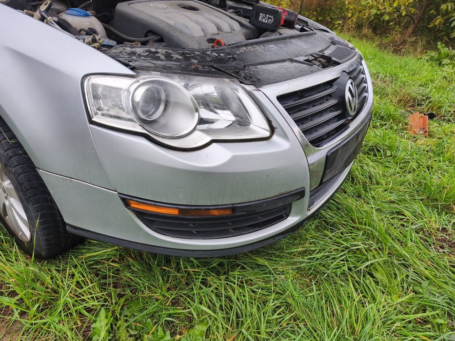 Bară față cu grilă centrală cromată gri LA7W Volkswagen Passat B6