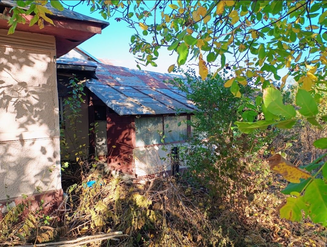 Teren de vânzare   +  casă bătrânească
