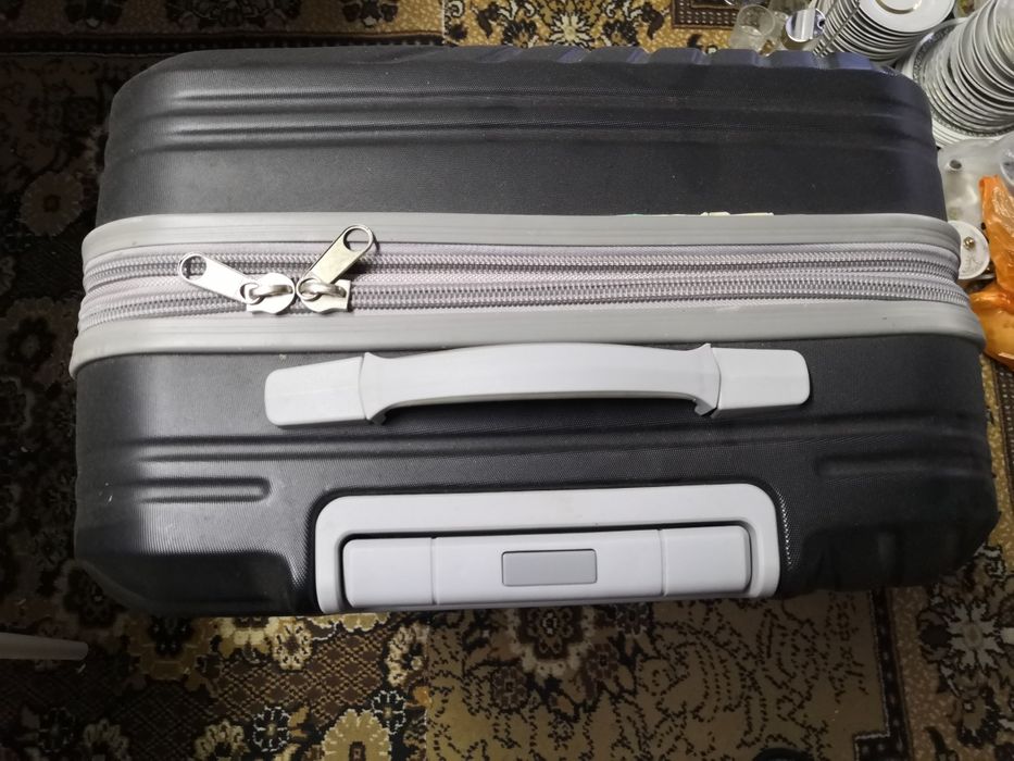 Продам новый чемодан