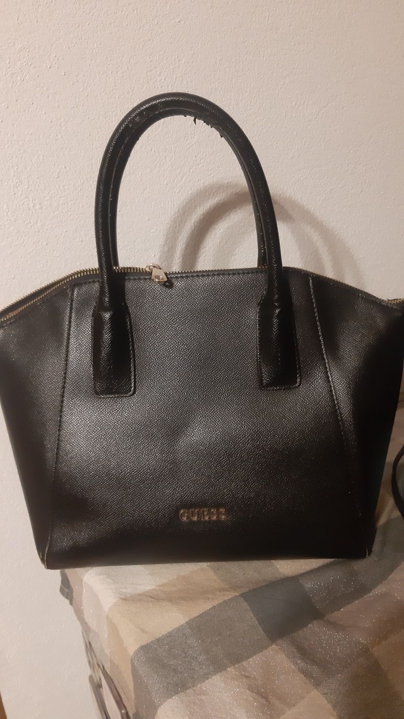 черна чанта GUESS