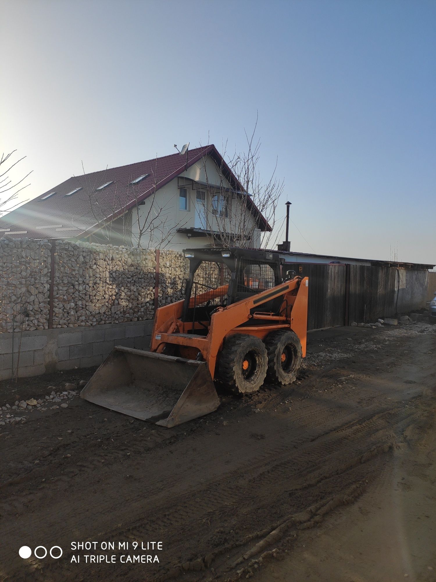 Închiriez mini excavator pt săpături și bobcat, transport piatra etc