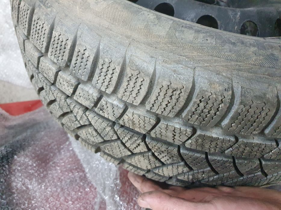 Vând jante 4x100 tot cu cauciucuri r15