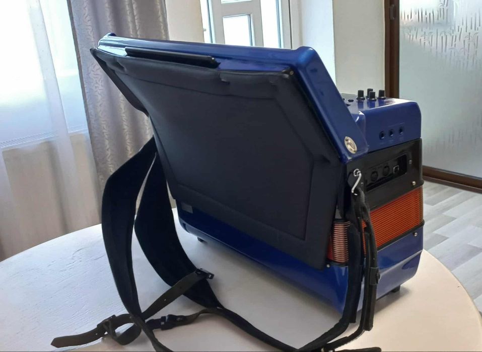 Vând acordeon Bugari evo
