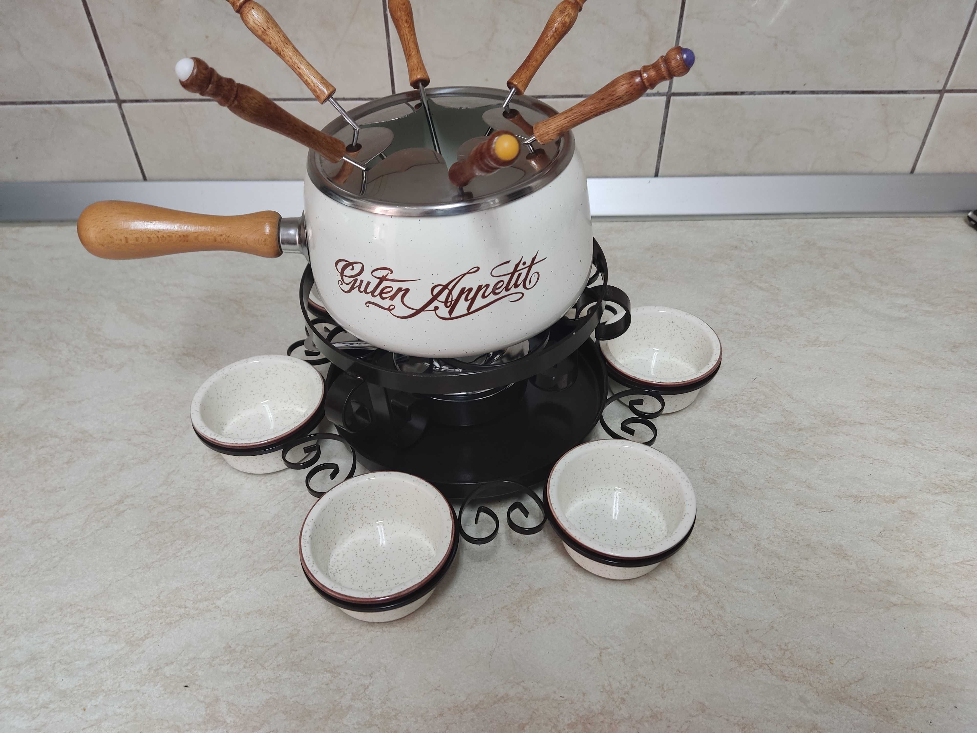 Fondue set pentru 6 persoane, cu suport rotativ.