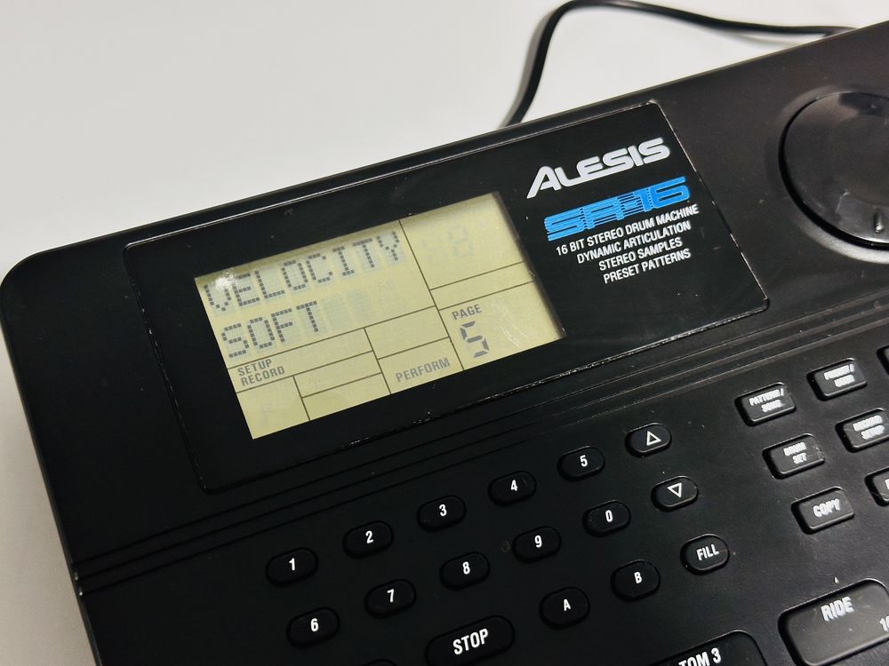 Consolă ALESIS SR-16-device clasic de tobe,233 sunete de tobe