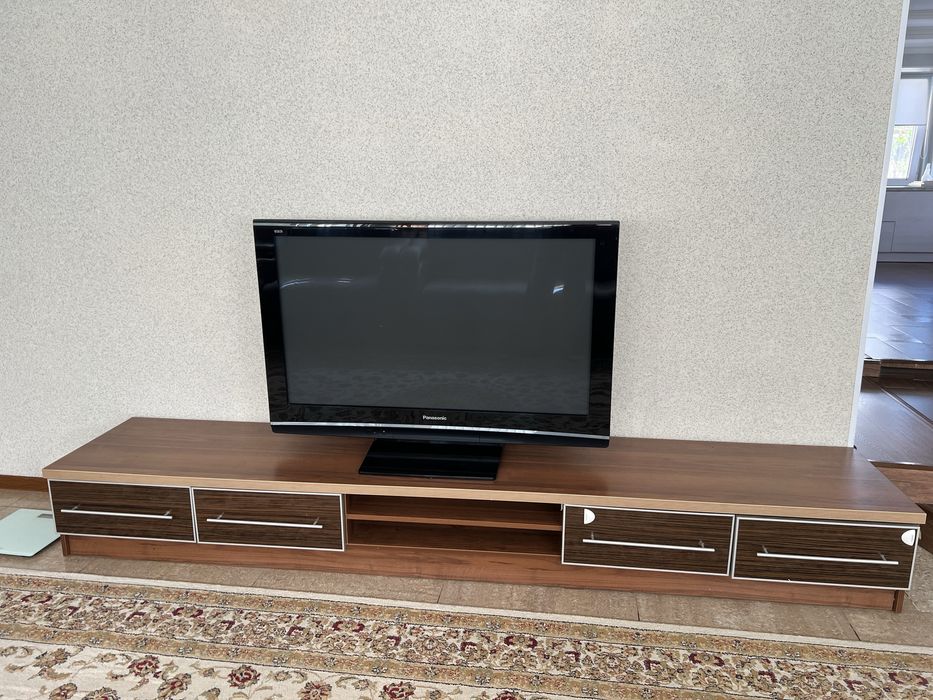 Телевизор и подставка для телевизора